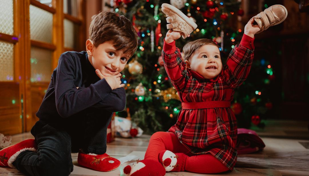kids in front of a christmas tree